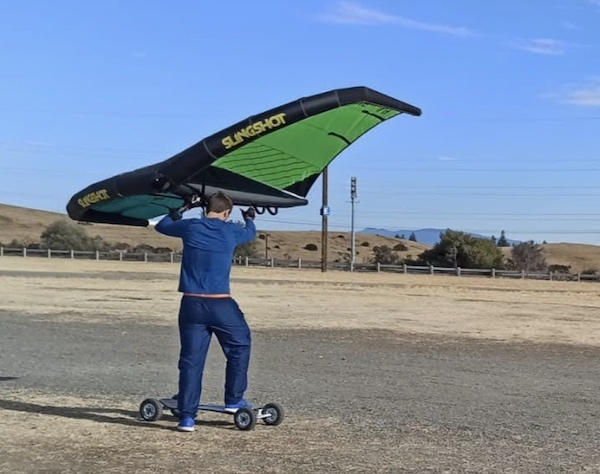 skateboard avec aile de wingfoil